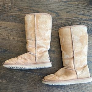 Classic tall tan UGGS. Size 6.